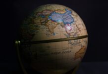 Guerras e tensões geopolíticas elevam custos e reduzem previsibilidade no mercado de seguros, aponta a Lockton