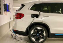 Adoção de veículos elétricos desacelera nos EUA e Canadá, aponta relatório da Mitchell