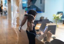 Como seguradoras de vida usam IA para melhorar o atendimento ao cliente e a conformidade regulatória