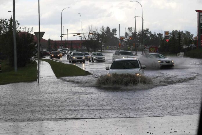 carros em rua inundada