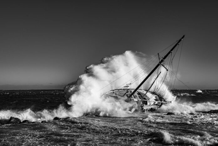 barco na tempestade