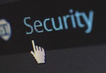 Universal Assistance amplia a proteção ao viajante com monitoramento de cibersegurança digital Tela de computador com a palavra Security e cursor em formato de mão, ilustrando a cibersegurança digital para viajantes