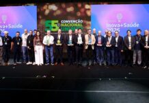 Seguros Unimed anuncia os vencedores do Prêmio Inova+Saúde 2026 Vencedores do Prêmio Inova+Saúde 2026 posam com troféus no palco da 55ª Convenção Nacional Unimed, em Porto Alegre